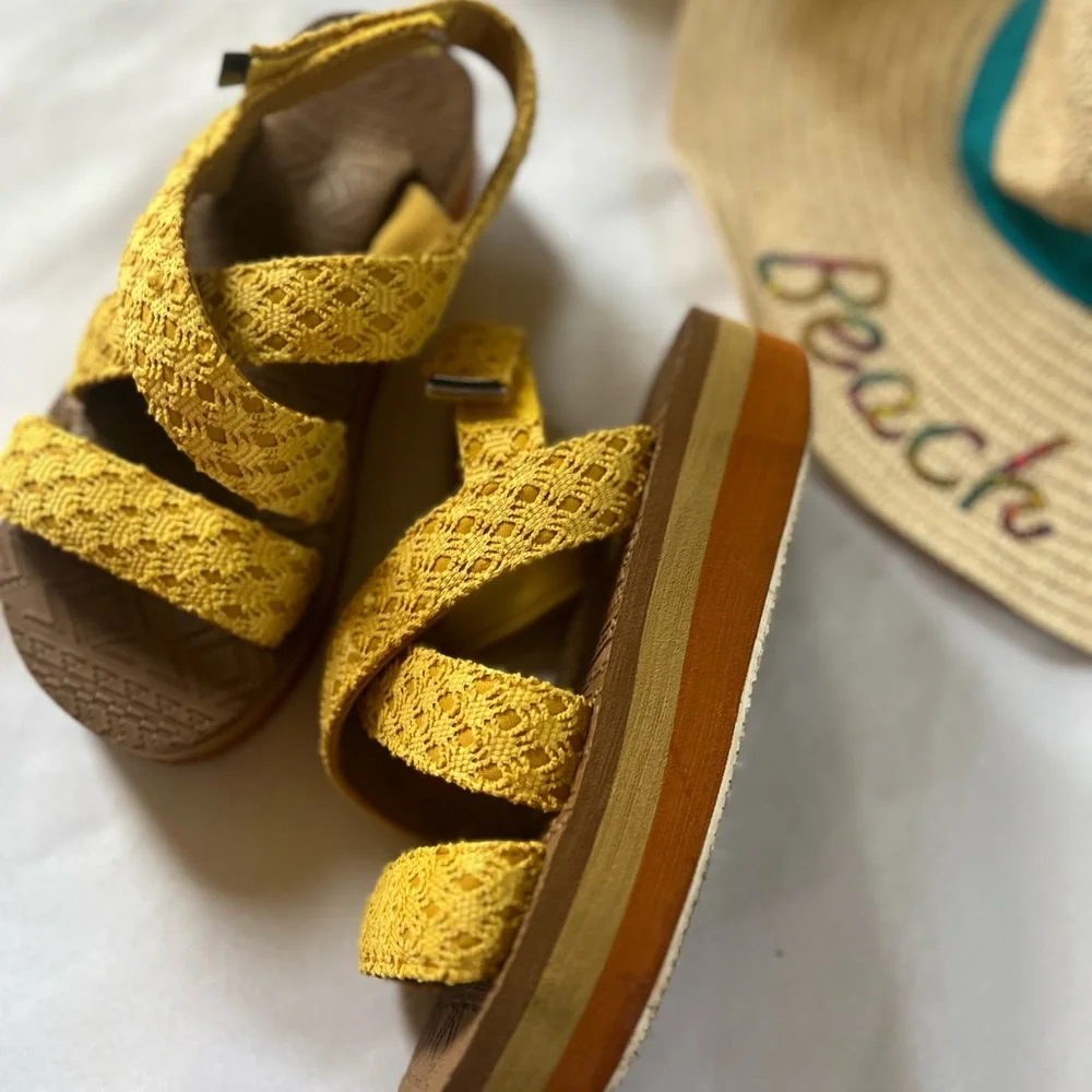 women Muk luks women yellow sandals strappy lace size 7 like new